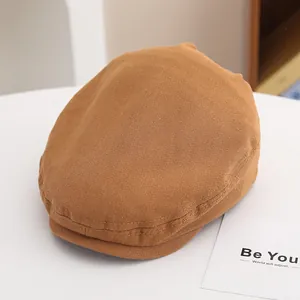 Dettaglio del berretto in twill di cotone caramello con cuciture premium e design retrò