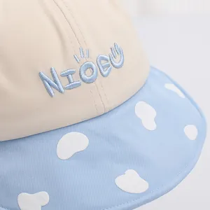 Dettaglio macro del cappello da sole per bambini con ricamo e trama in tela traspirante