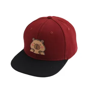 Kinderpet met platte rand en schattige Capybara cartoon in de kleuren rood en zwart