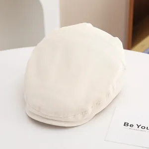 Dettaglio del cappello berretto in cotone crema per bambini con cuciture pulite e stile sobrio