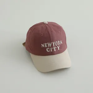 Λεπτομερές κέντημα με το κείμενο NEW YORK CITY σε δίχρωμο παιδικό καπέλο τζόκεϊ