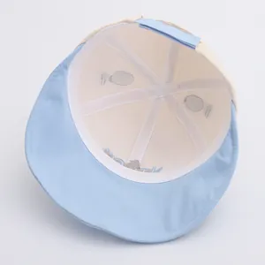 Dettaglio interno del cappello per bambini con fascia antisudore e cuciture rinforzate