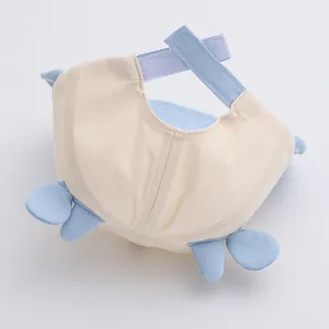 Vista posteriore del cappello da sole per bambini con pinne e cinturino in velcro