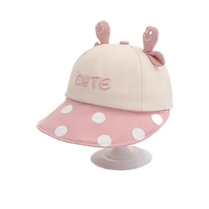 Simpatico cappello da sole beige e rosa per neonati con orecchie di coniglio e ricamo