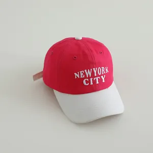 Κοντινό πλάνο του κεντήματος New York City σε αυτό το κόκκινο και λευκό καπέλο