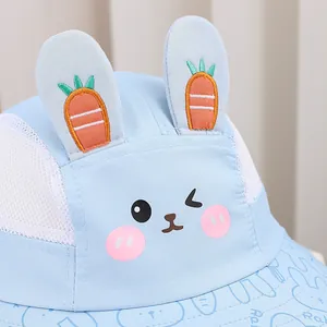 Dettaglio cappello sole bimbi con orecchie di coniglio 3D, ricamo carota e rete traspirante