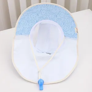 Dettaglio cappello sole bimbi con rete traspirante, stampe di conigli e fischietto blu