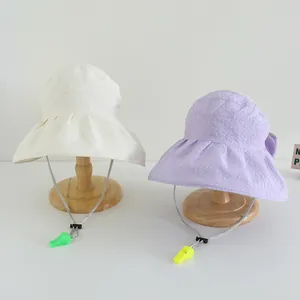 Details von Sonnenhüten mit breiter Krempe in Beige und Lavendel mit verstellbarer Kordel