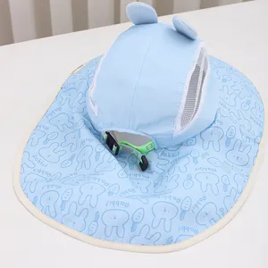 Dettaglio cappello parasole blu con rete traspirante e graziose orecchie da coniglio