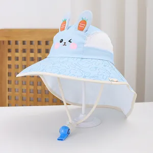 Dettaglio cappello sole azzurro con orecchie di coniglio 3D e maglia traspirante