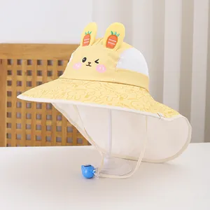 Dettaglio cappello da sole giallo per bambini con orecchie di coniglio e rete traspirante