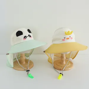 Détail de chapeaux de soleil enfants avec protège-nuque et sifflets d'animaux mignons