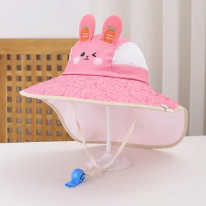 Dettaglio cappello parasole rosa con orecchie di coniglio e fischietto di sicurezza