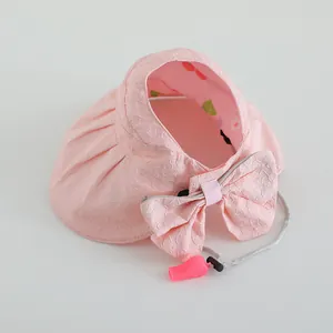 Detail eines rosa Sonnenhutes mit Schleife, Kirschmuster und abnehmbarem Windseil