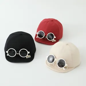 Cappellino baseball bimbo con design occhiali in nero, rosso e beige