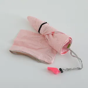 Rosa gesteppte Picknickmatte mit Roll-Design und passender Reißverschluss-Tasche
