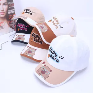 Vielzahl von schnelltrocknenden Capybara-Basecaps in Beige, Schwarz, Braun und Weiß