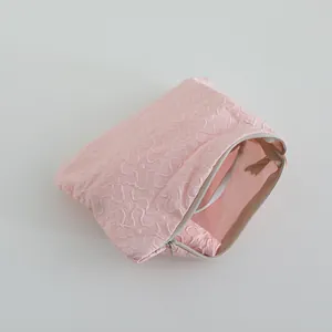 Detailansicht der rosa Reißverschlusstasche mit 3D-Prägung und silbernem Zipper