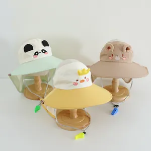 Trois chapeaux de soleil pour enfants avec motifs animaux, protège-nuque et sifflets