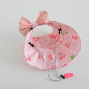 Detailansicht des rosa Mädchen Visors mit Kirschmuster und großer strukturierter Schleife