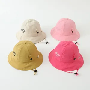 Detalle de sombreros de pescador para niños en cuatro colores con barboquejo