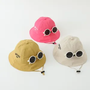 Sombrero de sol para niños con diseño de gafas en colores rosa amarillo y beige