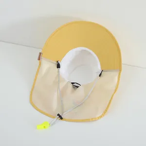 Détail du chapeau soleil enfant jaune avec large bord, protège-nuque et sifflet intégré