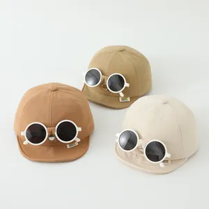 Cappellino per bambini con occhiali decorativi nei colori caramello, kaki e beige