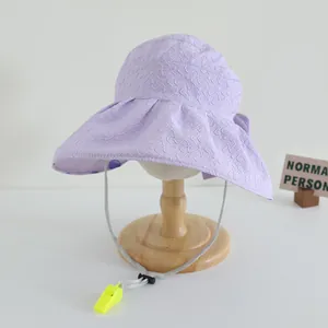 Details eines Mädchen-Sonnenhuts aus lavendelfarbenem Jacquard mit gelber Pfeife