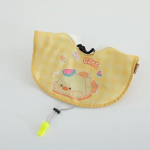 Détail du bavoir pour animaux à carreaux jaunes avec motif poisson et sifflet jaune