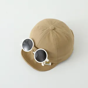 Dettaglio del cappellino per bambini in cotone kaki con occhiali da sole decorativi