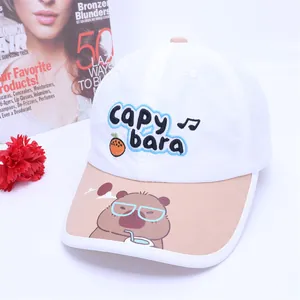 Makro-Detail der Capybara 3D-Stickerei auf atmungsaktiver Kinder-Baseballkappe
