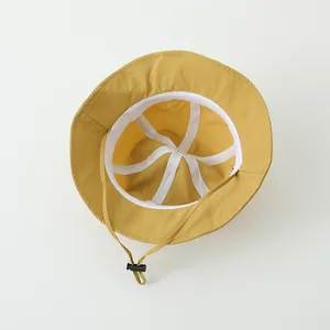 Detalle interior del sombrero de pescador amarillo para niños con cuerda y hebillas