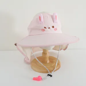 Détail du chapeau de soleil rose avec oreilles de lapin 3D et protège-nuque complet