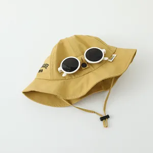 Sombrero de pescador para niños amarillo mostaza con gafas decorativas y cordón ajustable