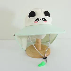 Détail du chapeau de soleil enfant avec oreilles de panda et rabat de protection