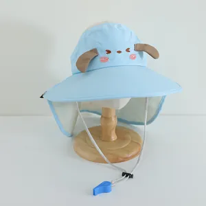 Détail du chapeau de soleil bleu pour enfants avec oreilles de chiot et protège-nuque