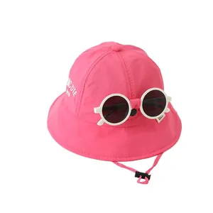 Sombrero de pescador rosa para niños con gafas de sol y cordón ajustable