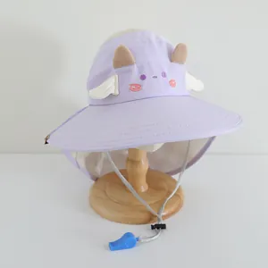Détail chapeau soleil violet pour enfants avec oreilles d'animaux et protège-nuque