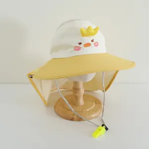 Détail du chapeau de soleil canard pour enfants avec large bord et protection de nuque