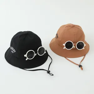 Details von Kinder-Sonnenhüten mit dekorativer Sonnenbrille und verstellbarem Kinnriemen