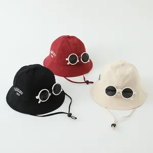 Detailansicht von Kinder-Sonnenhüten mit Retro-Sonnenbrille und verstellbarem Windseil-Design