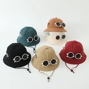 Detailansicht bunter Kinder-Fischerhüte mit abnehmbarer Sonnenbrille und Kinnriemen