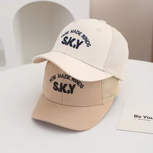 Casquette de baseball en maille pour enfants avec broderie SKY en beige et kaki