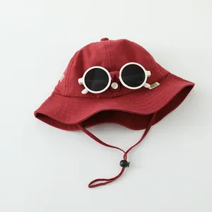 Roter Fischerhut für Kinder mit weißer Sonnenbrille und verstellbarem Windschutzband