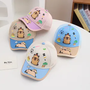 Detail von vier atmungsaktiven Mesh-Babykappen mit süßen Cartoon-Wasserschwein-Prints
