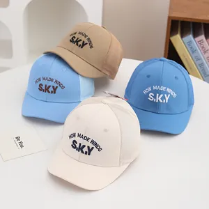 Détail de casquettes de baseball en mesh pour enfants avec broderie SKY et canevas
