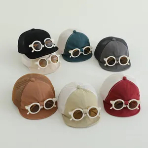 Dettaglio cappellini baseball in rete per neonati con occhiali decorativi colorati