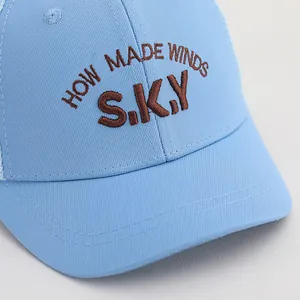 Détail de la casquette bébé avec broderie S.K.Y 3D et maille blanche respirante