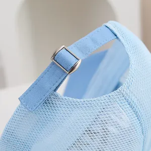 Détail de la casquette bébé bleu clair en filet avec boucle en métal réglable et coutures
